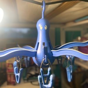 Octopus clothes hanger